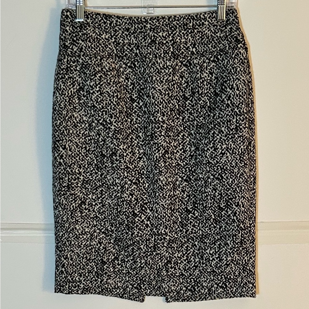 White House Black Market Black and White Pencil Skirt with side zipper. Size 6